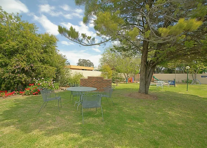 Hotel with pool: Nicholas Royal Motel - No Pets Allowed