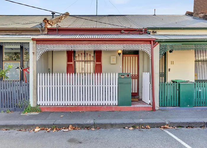 Pet Friendly hotel: Melbourne Guest House With Parking And Courtyard