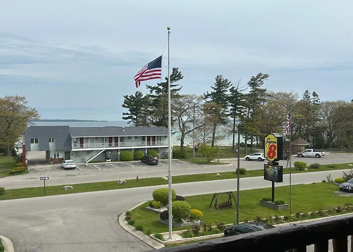 Motel: Super 8 By Wyndham Bridgeview Of Mackinaw City
