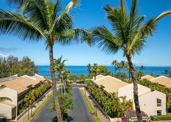 Hotel with pool: Aston At The Maui Banyan