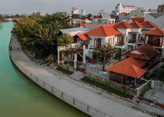 Hotel near College: Hue River Side Villa