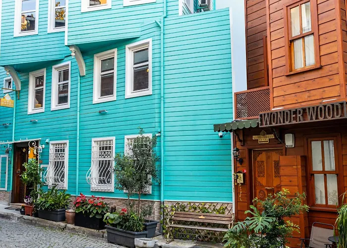 Wonder Wood Hotel