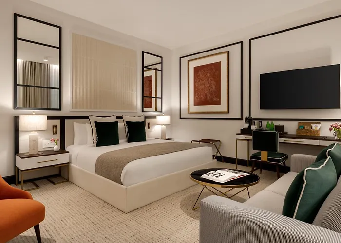Airport Hotel: The Chemists Club Hotel