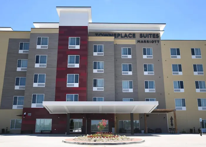 Hotel near Towneplace Suites Kansas City At Briarcliff