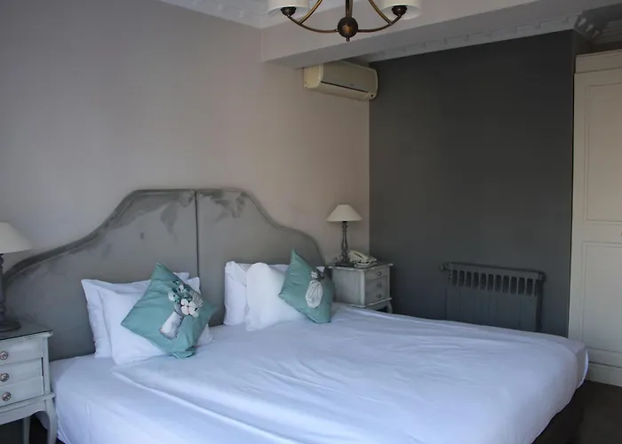 Ping Pong hotel: Villa Blanche Hotel Spa & Garden Pool