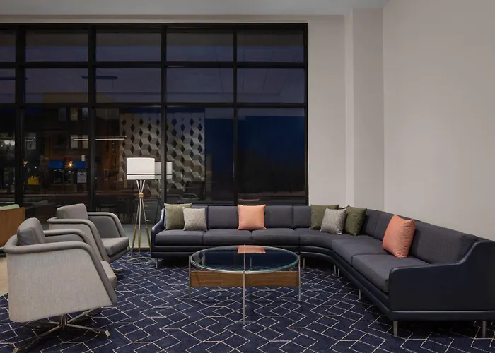 Central hotel: Courtyard By Marriott Lansing Downtown