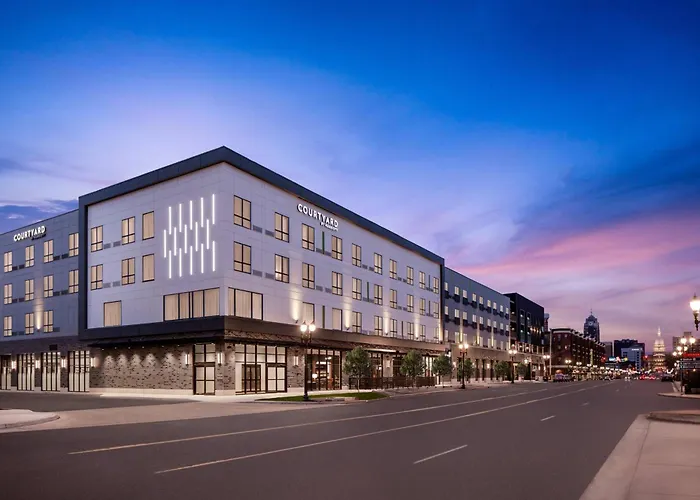 Central hotel: Courtyard By Marriott Lansing Downtown