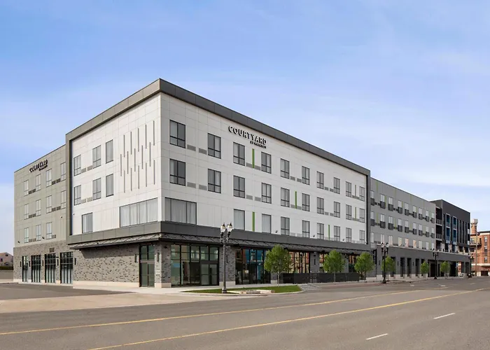 Central hotel: Courtyard By Marriott Lansing Downtown