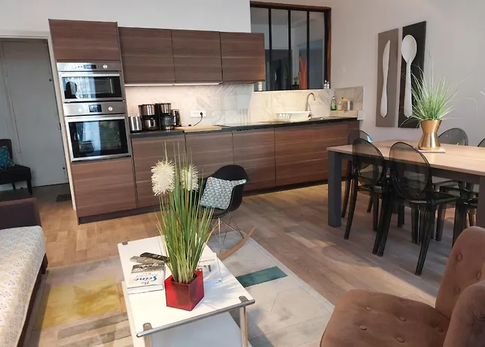 All Vacation Rentals s Paris Centre - At Home Hotel