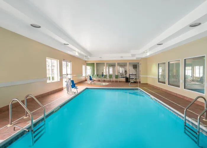Hotel with pool: La Quinta By Wyndham Latham Albany Airport