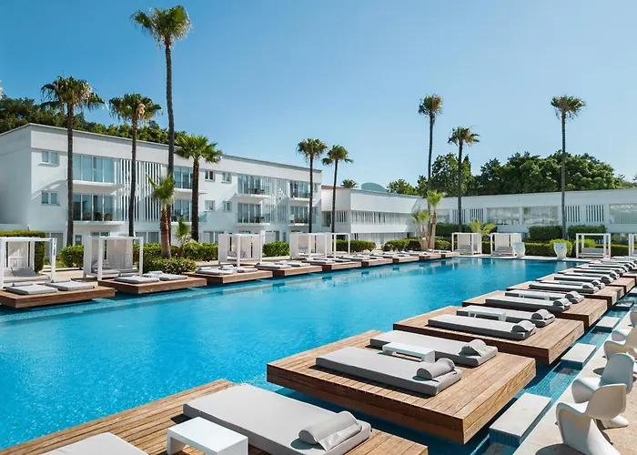 In Luxury hotels So White Beach
