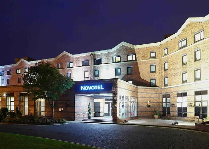 Hotel with pool: Novotel Newcastle Airport
