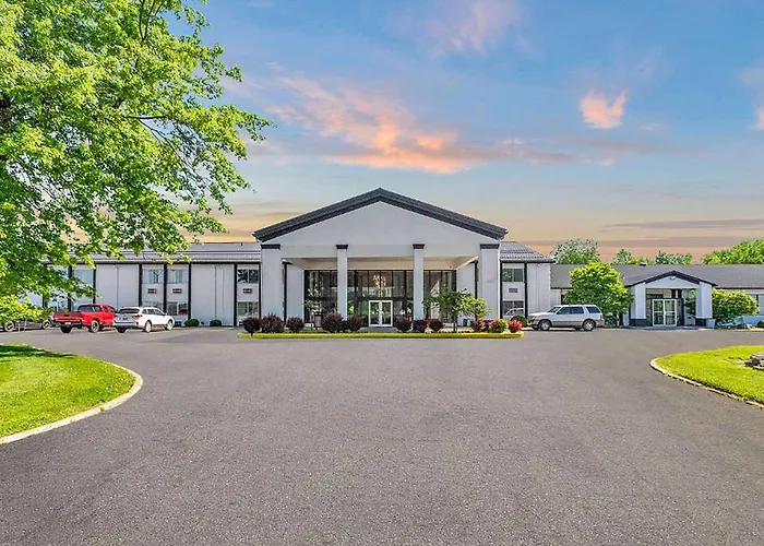 Hotel with pool: Days Inn By Wyndham Erie