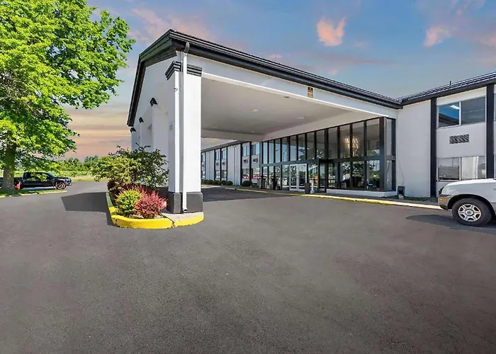 Hotel with pool: Days Inn By Wyndham Erie