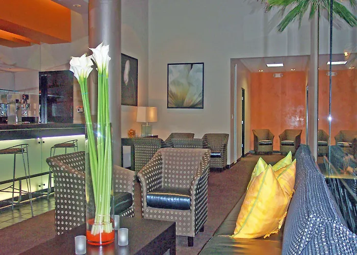 Hotel con piscina: Ramada Plaza By Wyndham West Hollywood Hotel & Suites