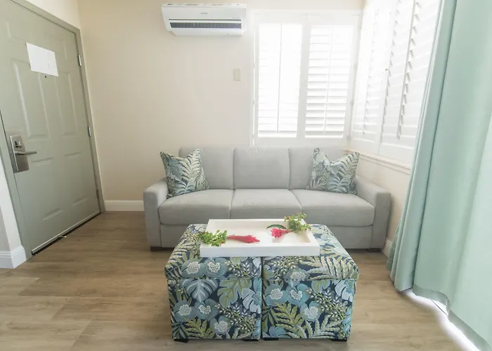 Central hotel: Days Inn By Wyndham Maui Oceanfront