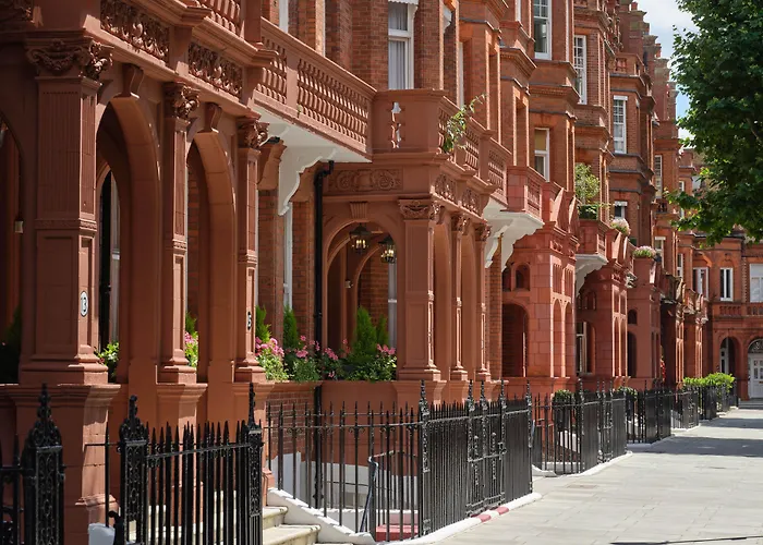 Hotel near College: The Apartments By The Sloane Club