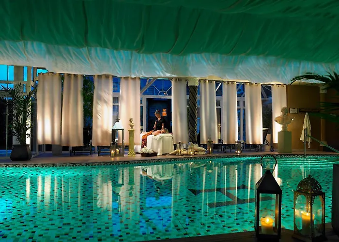 Сity center hotels Hayfield Manor