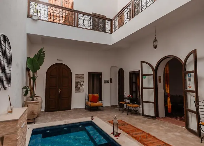 Riad White Flowers