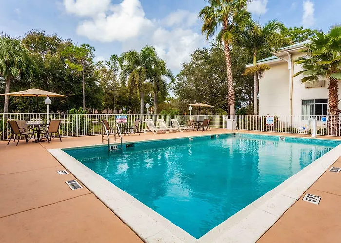 Pet Friendly hotel: Mainstay Suites At Pga Village