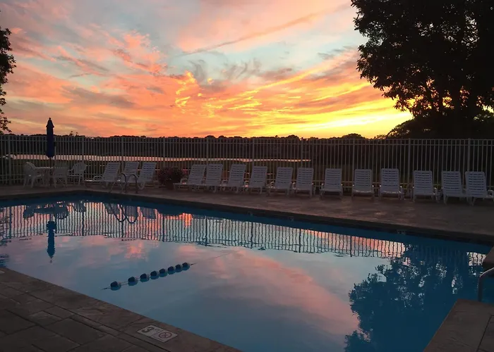 Hotel with pool: Bayside Resort Hotel