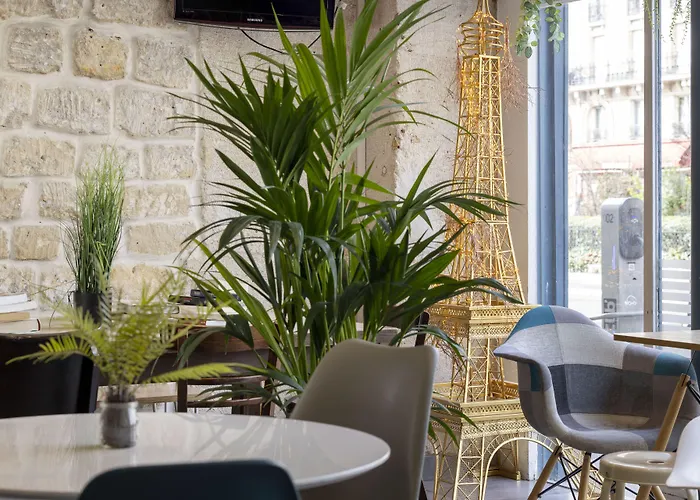 Lodging Le Regent Montmartre By Hiphophostels