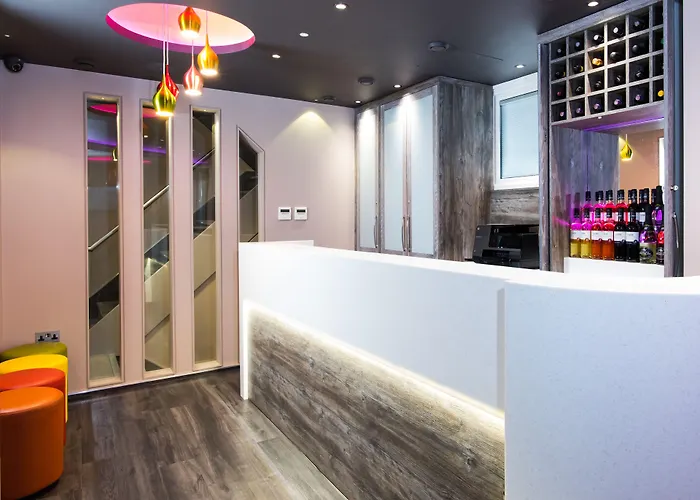 Hotel with view: London Court Hotel