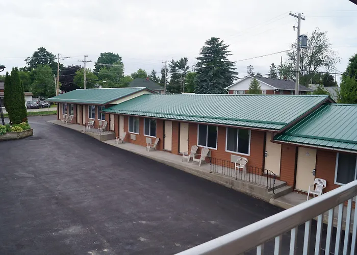 Hotel with pool: Howard Johnson By Wyndham Gananoque