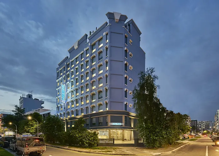 Hotel with view: Hotel 81 Orchid