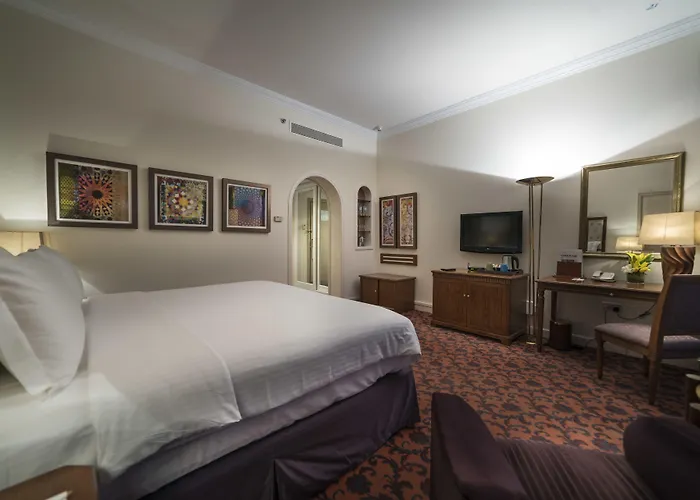 Hotel with pool: Officers Club & Hotel
