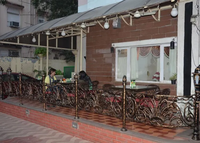 Hotel with view: Sea Palace Hotel - Near Gateway Of India
