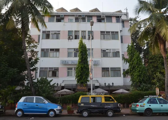 Hotel with view: Sea Palace Hotel - Near Gateway Of India
