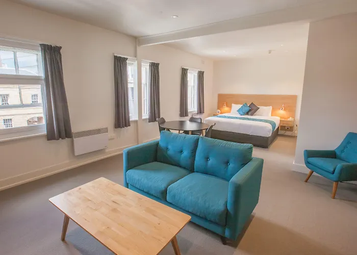 Cheap hotel: Customs House Hotel