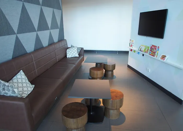 Hotel with pool: Rydges Sydney Airport Hotel