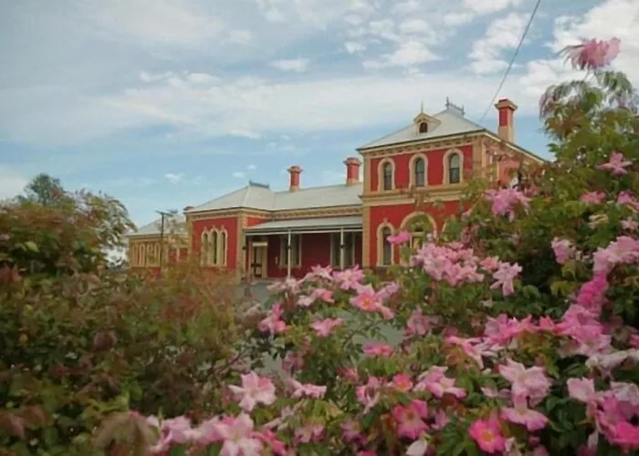 Hotel with pool: Nicholas Royal Motel - No Pets Allowed