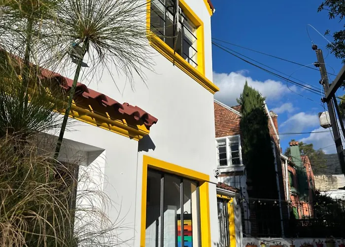 Hotel cerca del colegio: Vecinos by La Palmera