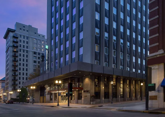 Central hotel: Embassy Suites By Hilton Knoxville Downtown