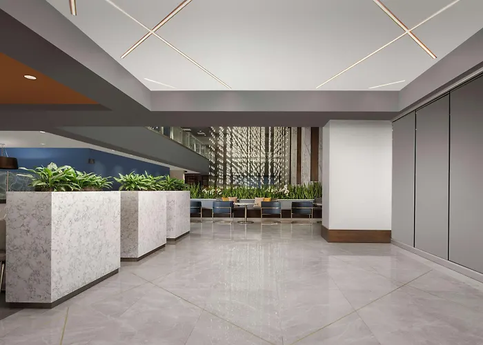 Central hotel: Embassy Suites By Hilton Knoxville Downtown