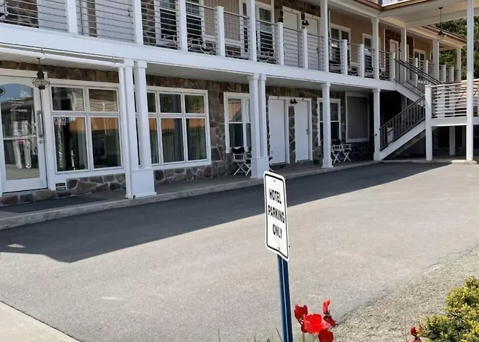 Cheap hotel: Lake Front Hotel