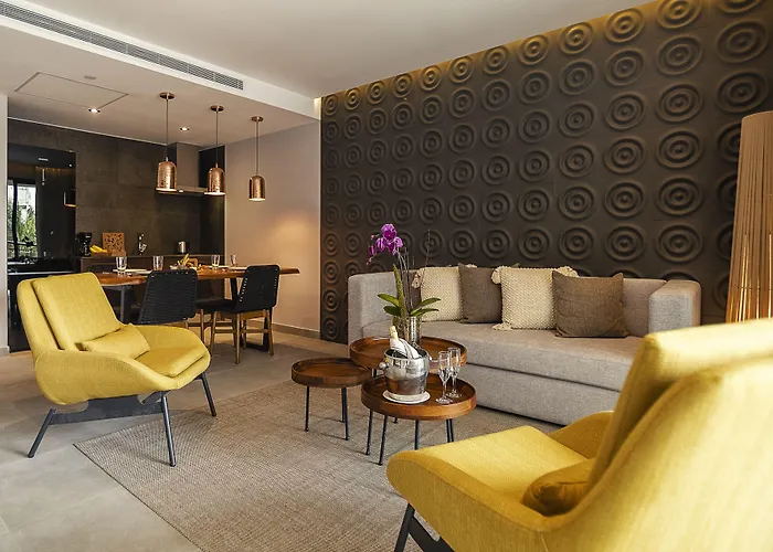 Hotel near College: The Fives Oceanfront