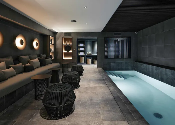 In Luxury hotels Le Bellune Paris