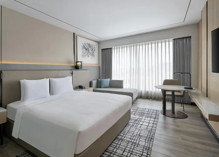 Hotel with pool: Courtyard By Marriott Mumbai International Airport