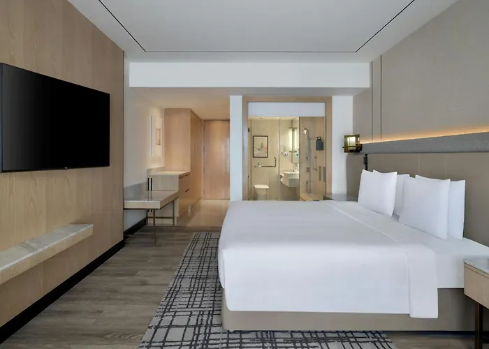 Hotel with pool: Courtyard By Marriott Mumbai International Airport