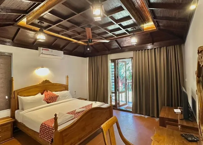 Hotel with pool: Heaven Inn Munnar