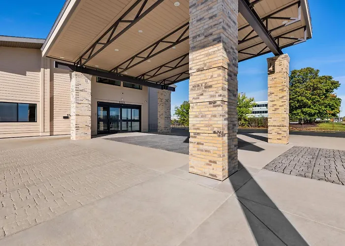Cheap hotels Clarion Pointe Milwaukee Airport