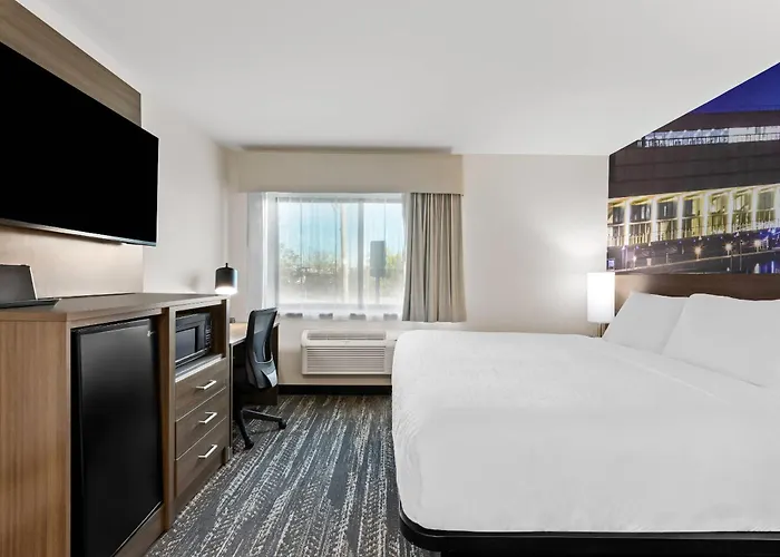 Cheap hotels Clarion Pointe Milwaukee Airport