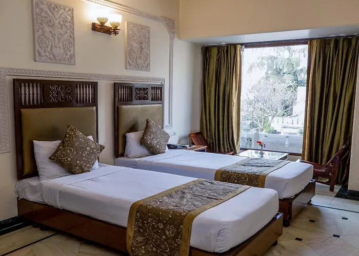 Luxury hotel only: Nahargarh Haveli-Near Train Station Metro