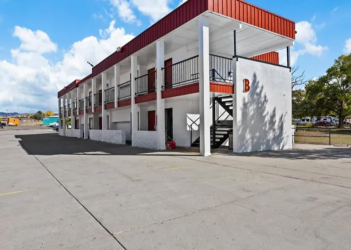 Red Arrow & Suites, A Travelodge By Wyndham