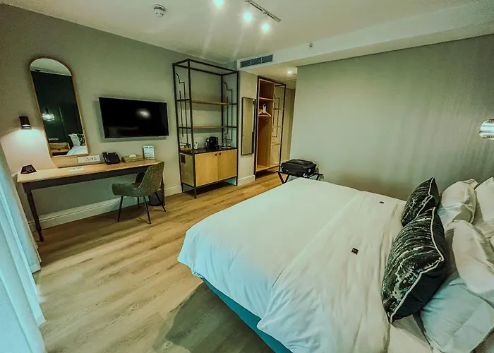 Old Bank Hotel - Lion Roars Hotels & Lodges