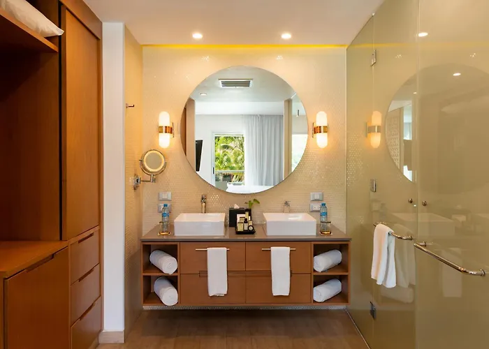 Hotel pres du College: The Fives Beach Hotel & Residences - All Senses Inclusive
